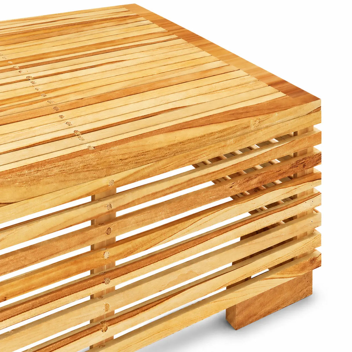 Détail table basse de jardin Outora en bois avec structure ajourée et finition naturelle moderne