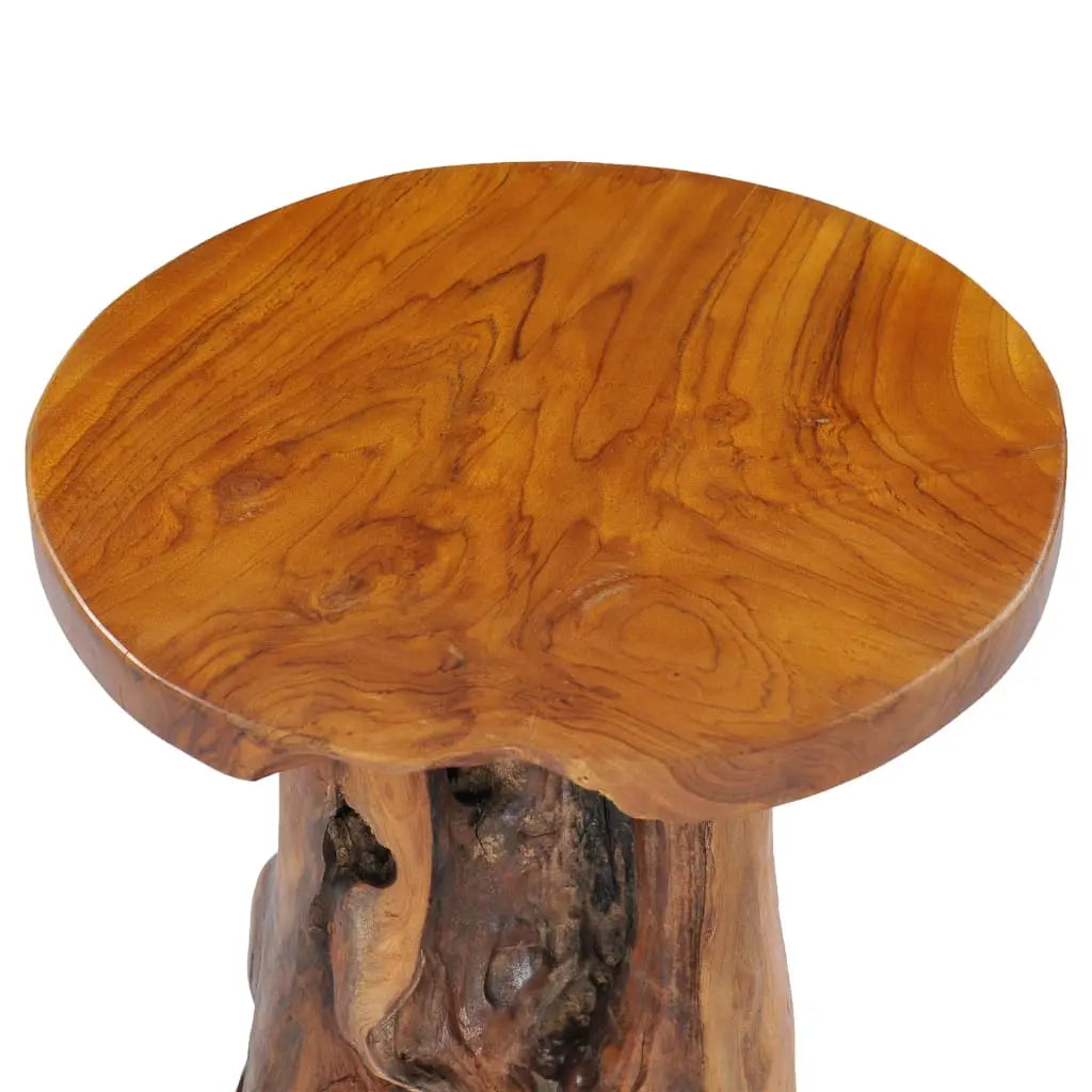 Gros plan sur le plateau rond en bois massif poli de la table d’appoint, mettant en valeur le veinage naturel du bois