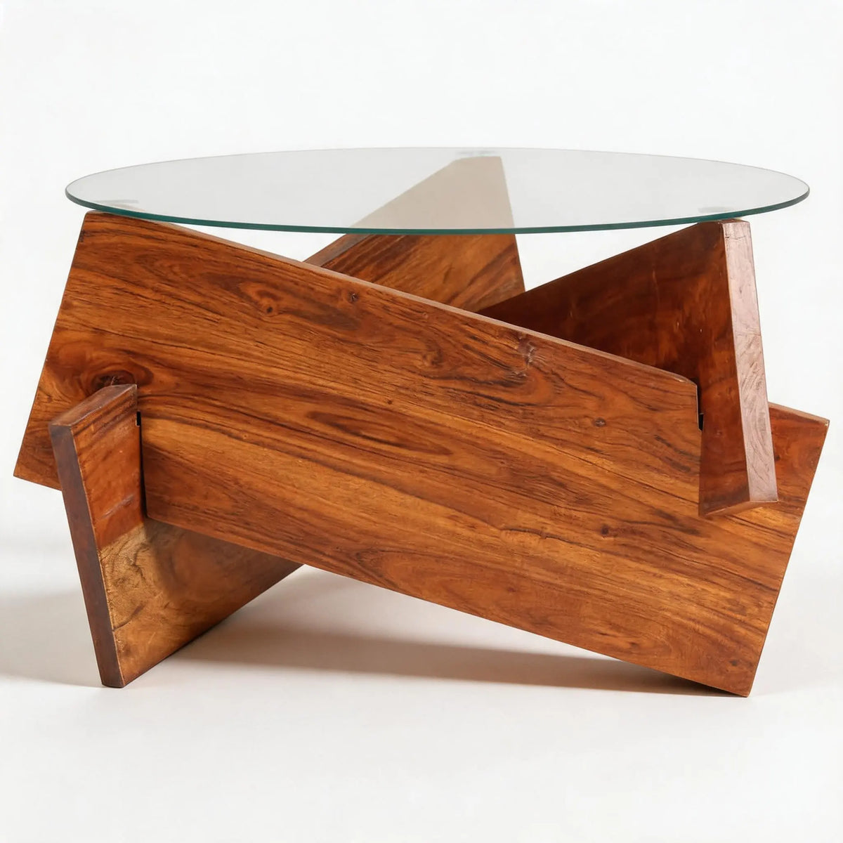 Table basse design en verre avec base géométrique en bois massif brun, style contemporain élégant