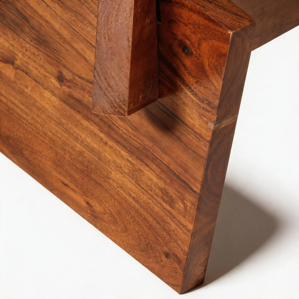 Gros plan sur fixation du plateau en verre et structure en bois massif, détail table basse design moderne