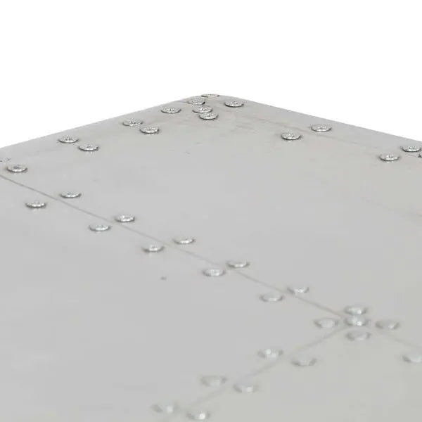 Gros plan sur plateau en métal argenté avec rivets décoratifs, finition industrielle style aviation