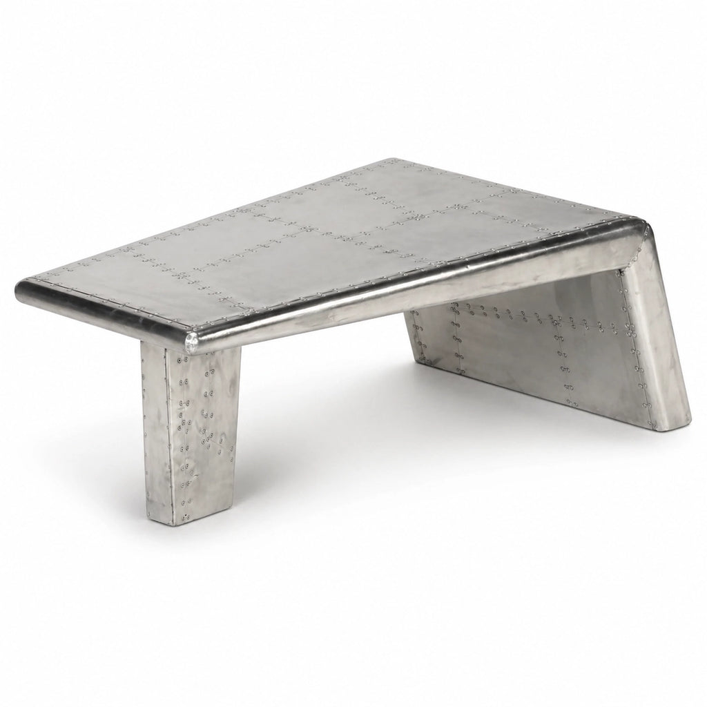 Table basse industrielle en métal argenté avec finition rivetée style aviation pour salon moderne loft