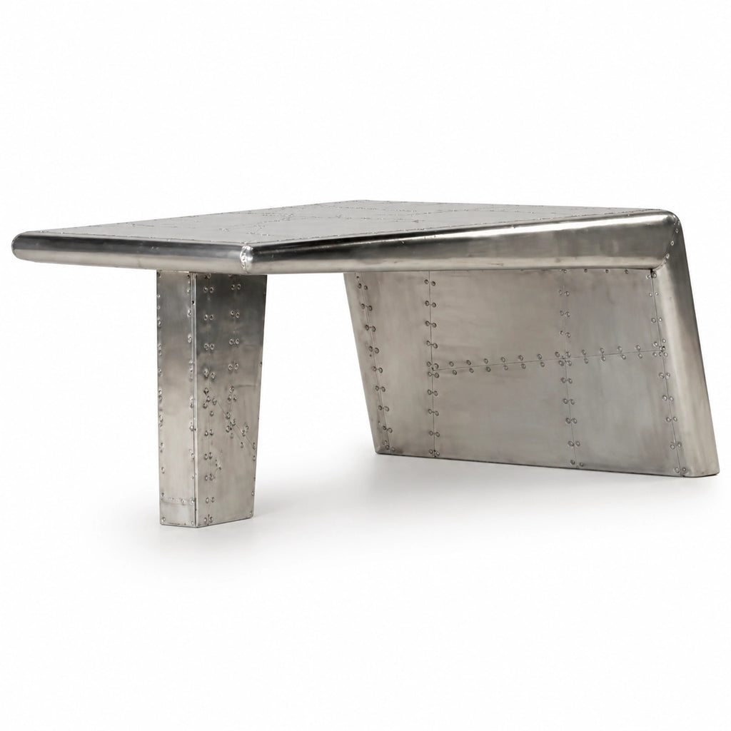 Table basse industrielle en métal argenté avec finition rivetée style aviation pour salon moderne loft