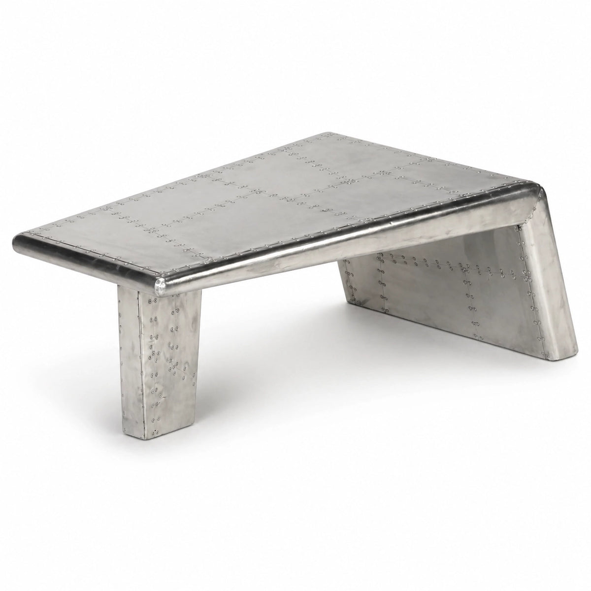 Table basse industrielle en métal argenté avec finition rivetée style aviation pour salon moderne loft