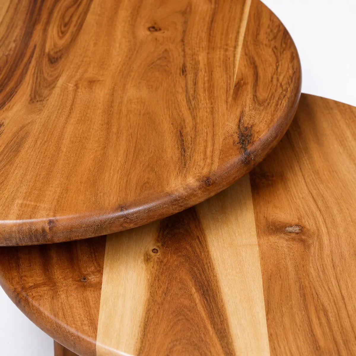 Détail des plateaux ronds en bois massif clair avec veinage naturel élégant pour tables basses gigognes