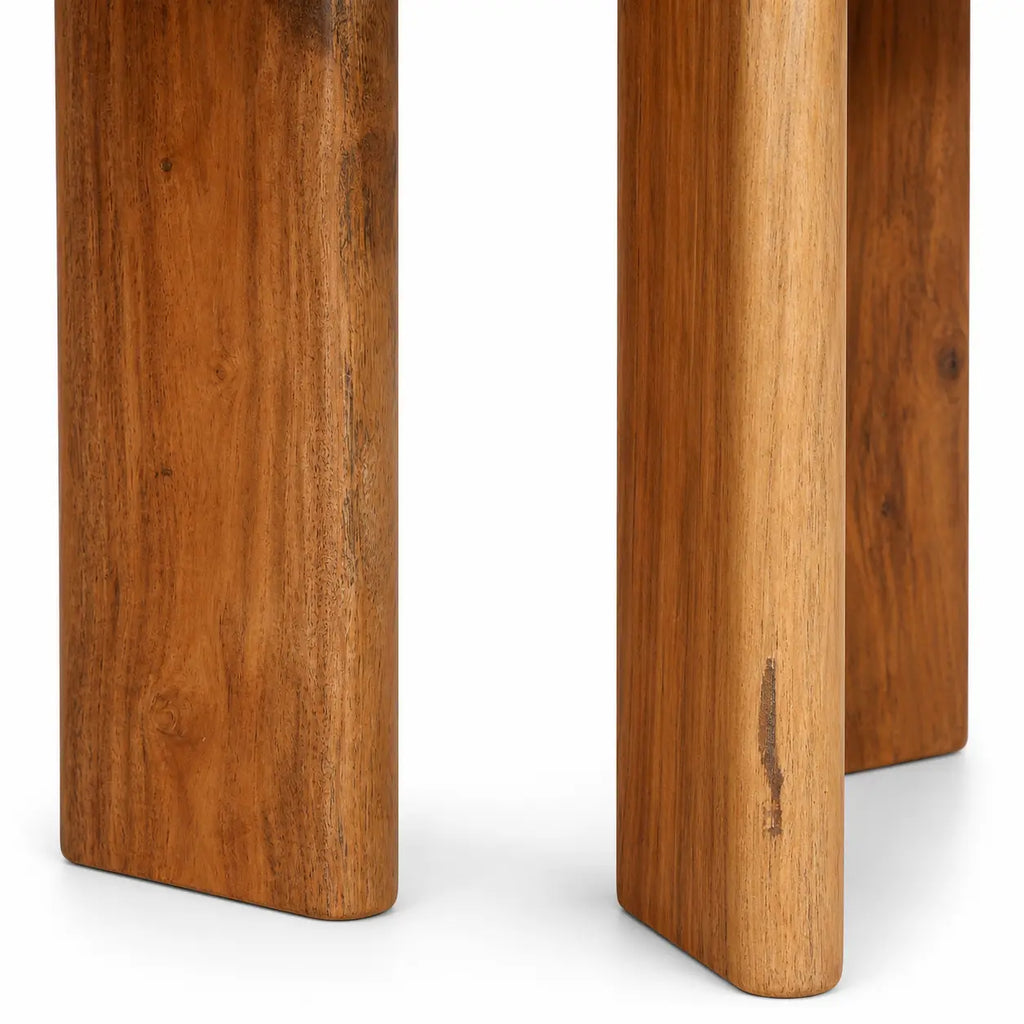 Détail des pieds en bois massif clair des tables basses gigognes avec finition naturelle élégante
