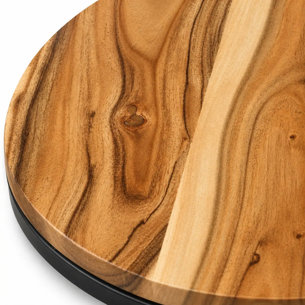 Détail plateau rond en bois naturel avec veinage apparent pour tables basses gigognes modernes