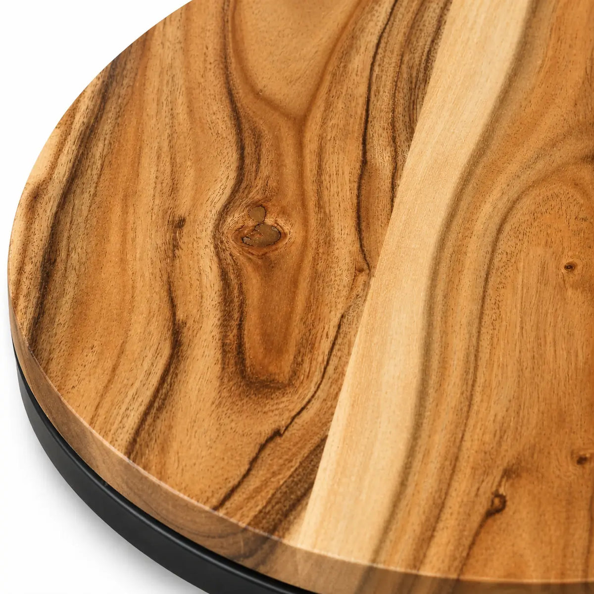 Détail plateau rond en bois naturel avec veinage apparent pour tables basses gigognes modernes