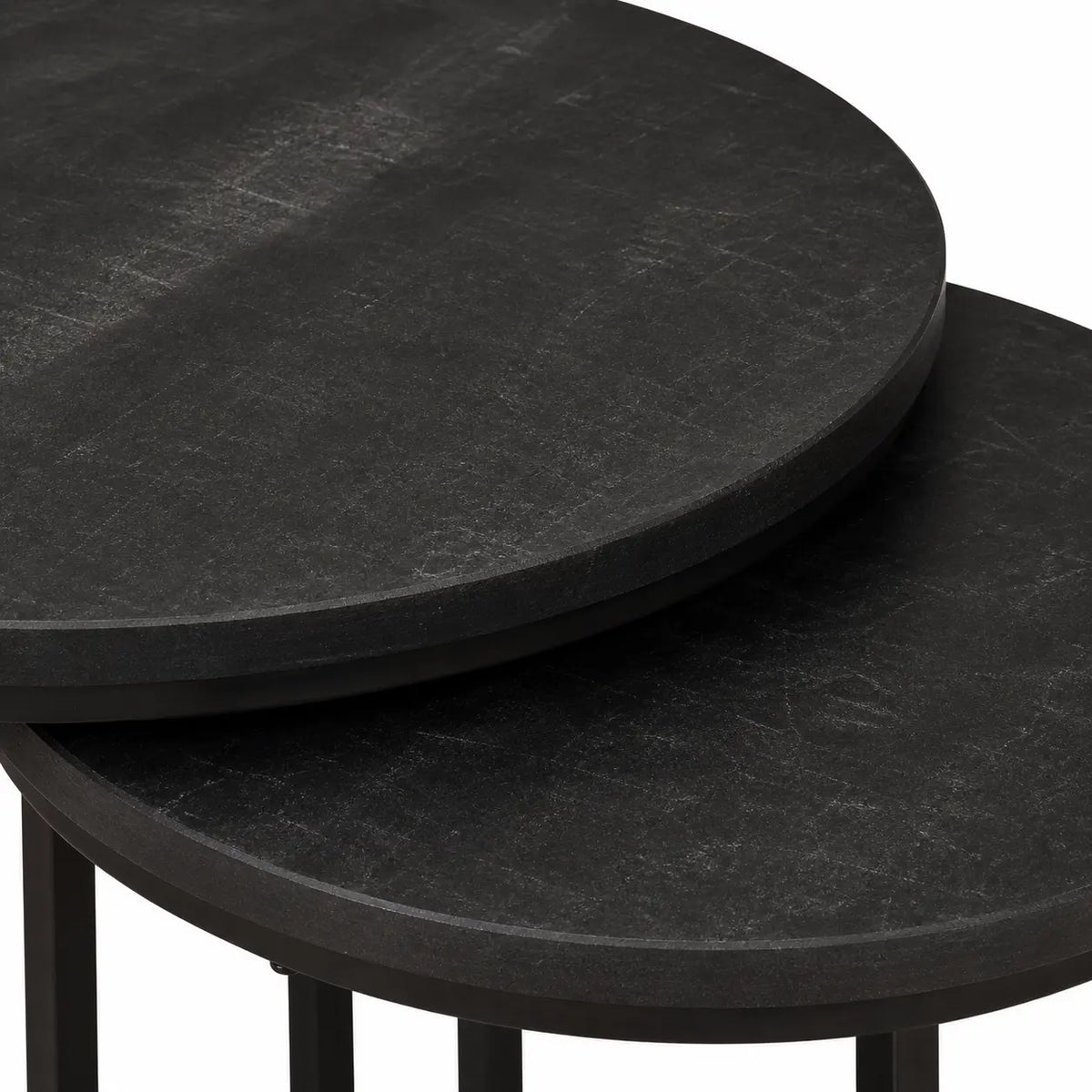 Détail des plateaux ronds en bois noir des tables basses gigognes Norio au style moderne et élégant