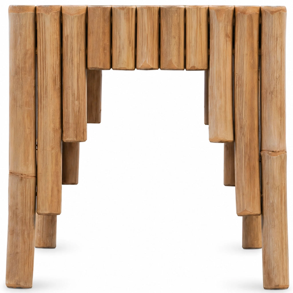Vue latérale de table basse en bambou naturel, design sculptural en rondins avec finition artisanale organique
