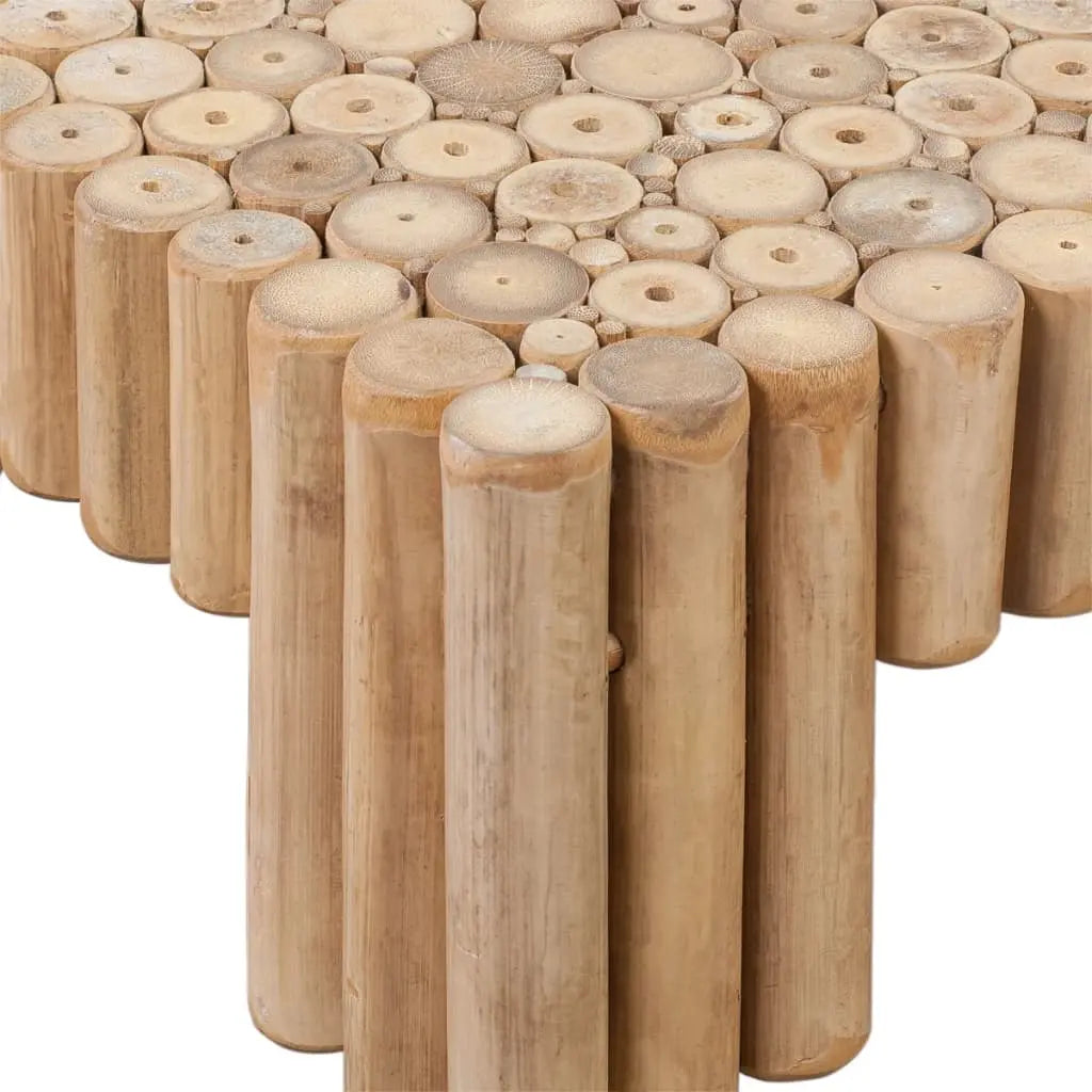 Gros plan sur table basse en bambou naturel, détail du plateau en rondins avec finition artisanale organique texturée