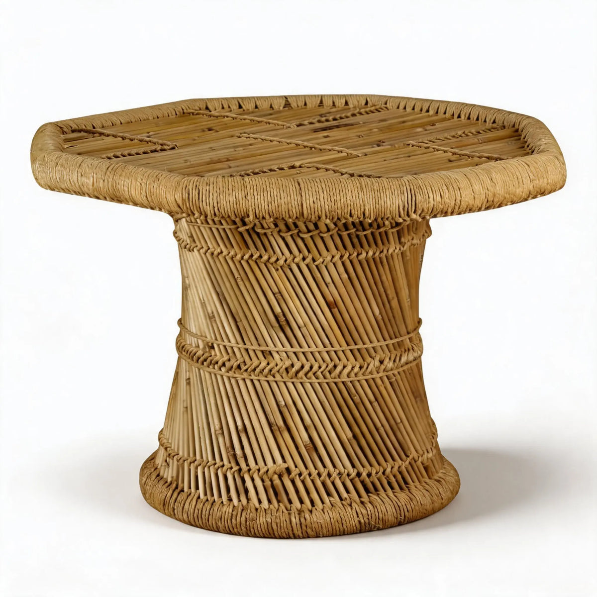 Table basse Japandi octogonale en bambou Bonda, design artisanal naturel avec structure tressée élégante
