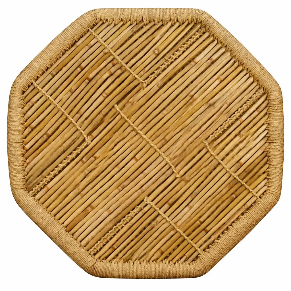 Vue dessus de la table basse Japandi octogonale en bambou Bonda, plateau tressé artisanal au design naturel épuré