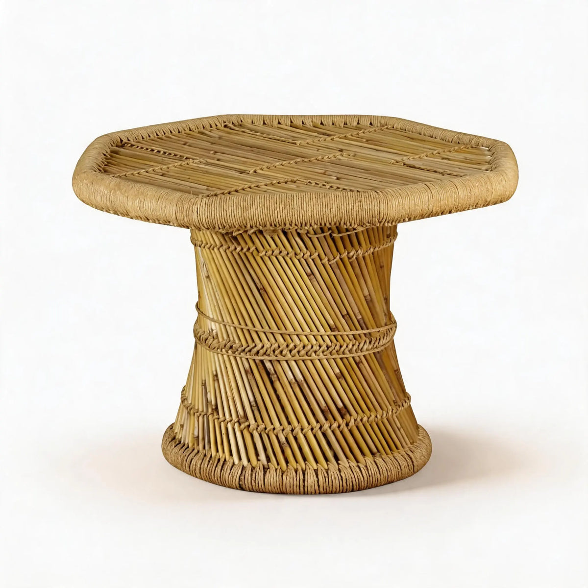 Table basse Japandi octogonale en bambou Bonda, design artisanal naturel avec style épuré pour intérieur chaleureux