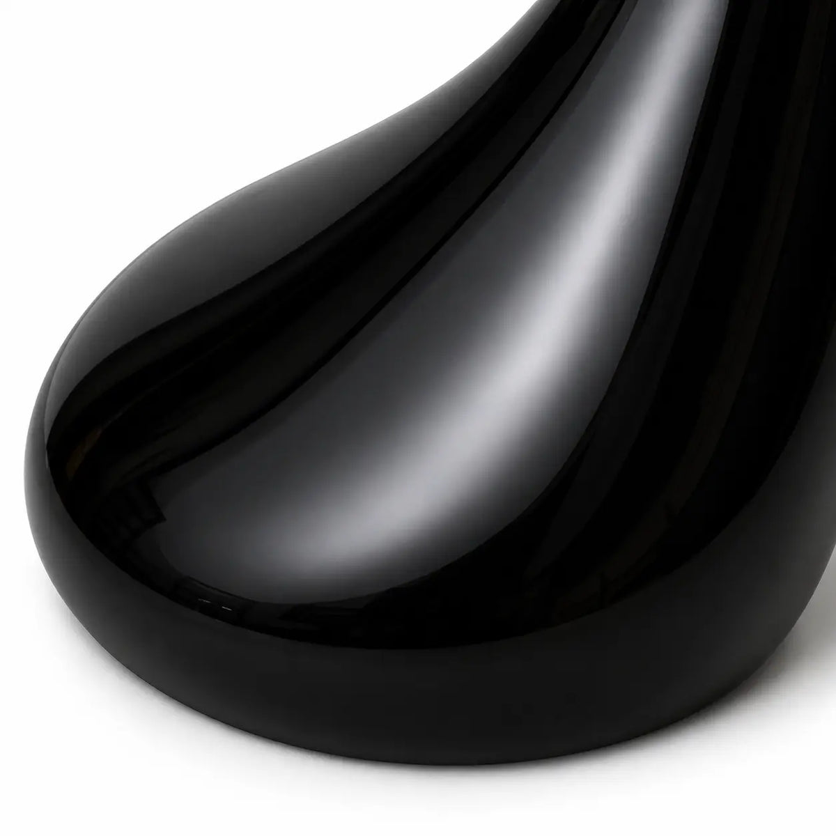 Détail base noire brillante de la table basse Norin au design sculptural moderne et finition lisse