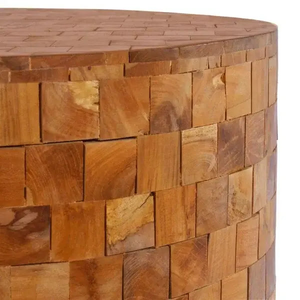 Gros plan sur table basse ovale en bois mosaïque, détails artisanaux en blocs de bois massif aux tons chaleureux