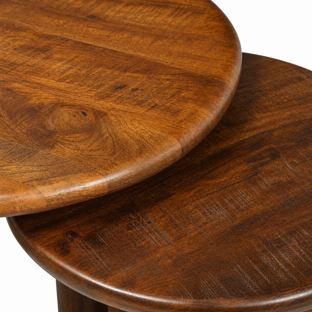 Détail des plateaux ronds en bois massif brun des tables basses gigognes au style naturel moderne